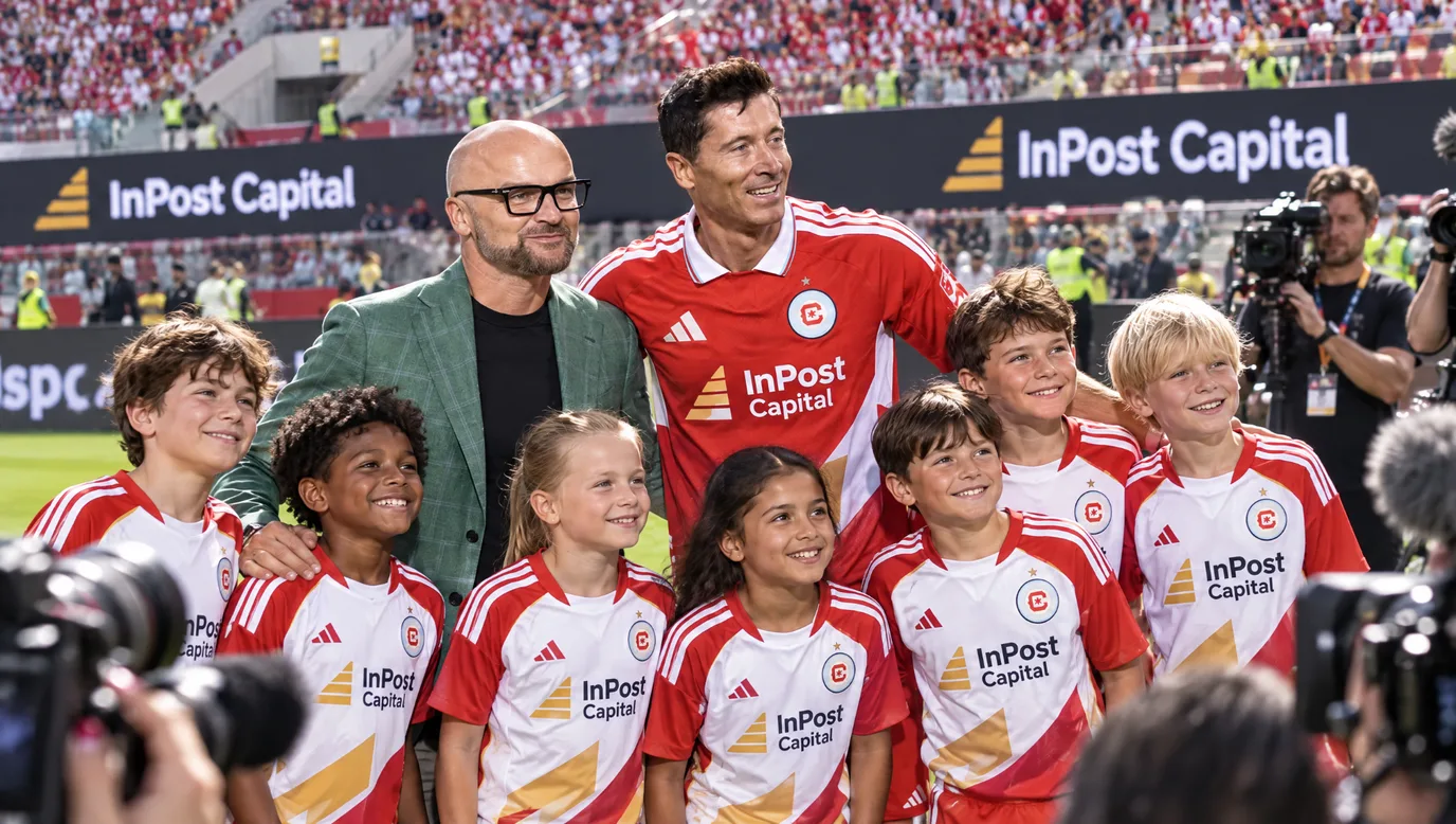 Lewandowski i Rafał Brzoska z dziećmi ze szkółek sportowych